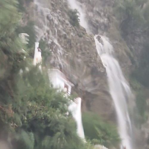 Continua incessante la pioggia in Costiera Amalfitana. Pietre sulla Statale 163 e lungo la Provinciale Chiunzi /foto