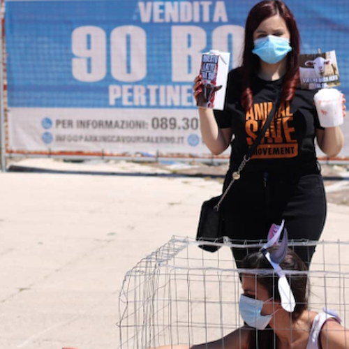 Corinne di Tramonti partecipa alla protesta di “Animal Save” a Salerno contro lo sfruttamento animale