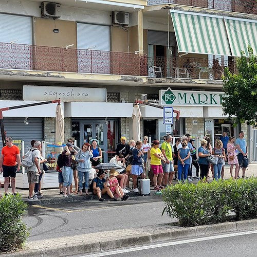 Costa d'Amalfi, con sospensione traghetti disagi per il trasporto pubblico: a Maiori residenti e turisti lasciati a piedi