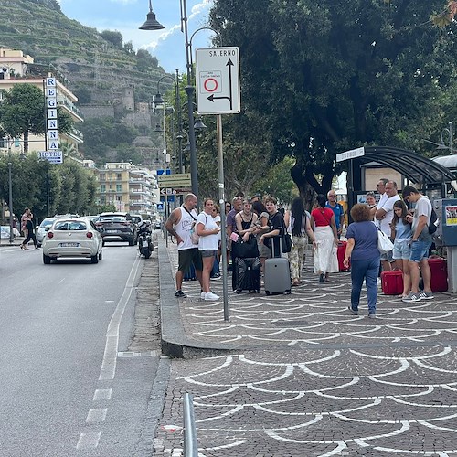 Costa d'Amalfi, con sospensione traghetti disagi per il trasporto pubblico: a Maiori residenti e turisti lasciati a piedi