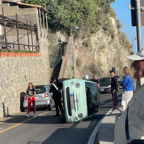 Costa d'Amalfi, Praiano: auto si ribalta su strada interna, illesi i passeggeri 
