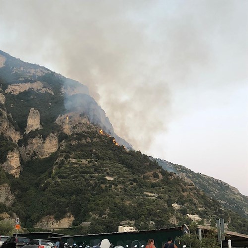 Costiera Amalfitana. Cronaca di un incendio annunciato: i volontari si stanno portando a Nocelle, sul Sentiero degli Dei /Foto /Video