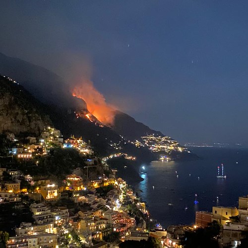 Costiera Amalfitana. Cronaca di un incendio annunciato: i volontari si stanno portando a Nocelle, sul Sentiero degli Dei /Foto /Video