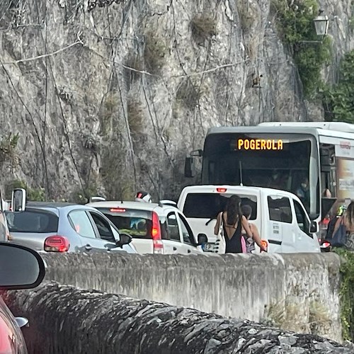 Traffico in Costiera Amalfitana <br />&copy; Massimiliano D'Uva