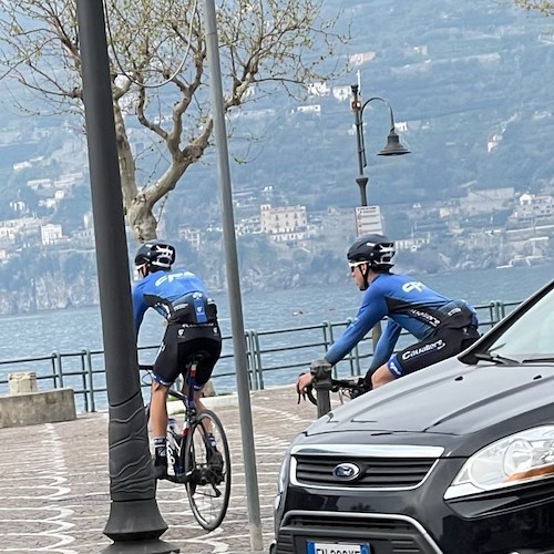 Costiera amalfitana invasa dai ciclisti in zona rossa, si può uscire dal proprio comune di residenza in bici?