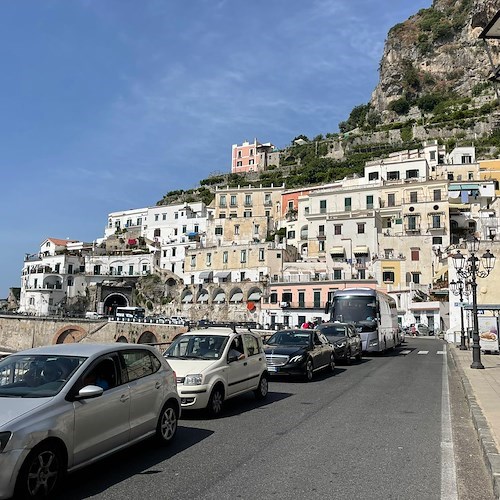 Costiera Amalfitana nella morsa del traffico: lunghe file di auto ad Atrani [FOTO]