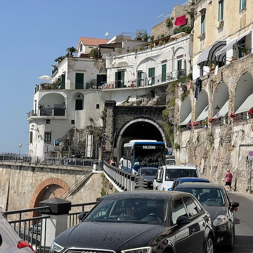 Costiera Amalfitana nella morsa del traffico: lunghe file di auto ad Atrani [FOTO]