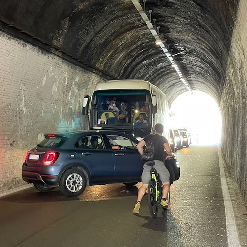 Costiera Amalfitana nella morsa del traffico: lunghe file di auto ad Atrani [FOTO]