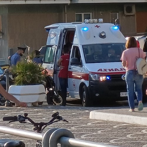 Costiera Amalfitana. Tenta il suicidio provandosi a lanciare dalla Statale: salvato in extremis da due giovani