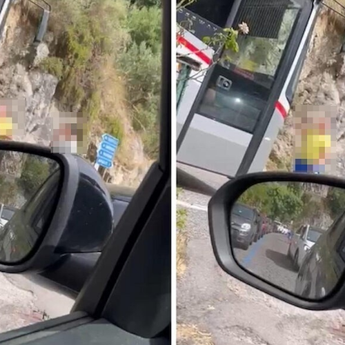 Costiera Amalfitana, tre ore di attesa per un bus: donna esasperata blocca il veicolo 