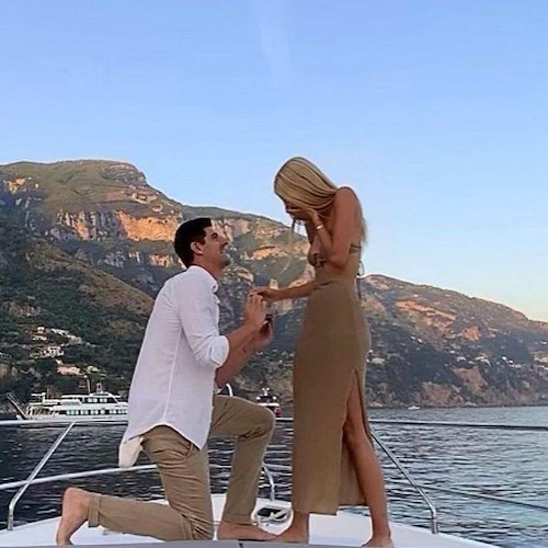 Courtois sceglie la verticale di Positano come sfondo per la sua dichiarazione d'amore a Mishel / FOTO 