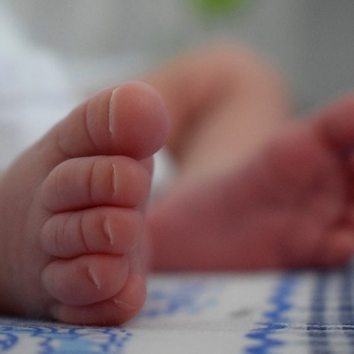 Covid, bimba di 7 mesi ricoverata in terapia intensiva a Roma