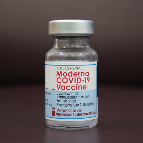 Covid, ceo Moderna: «Vaccini attuali meno efficaci contro variante Omicron»
