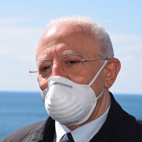 Covid, De Luca controcorrente: «In Campania confermate mascherine nelle strutture sanitarie»