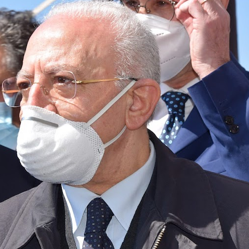 Covid, De Luca: «In Campania mascherine anche dopo giugno»