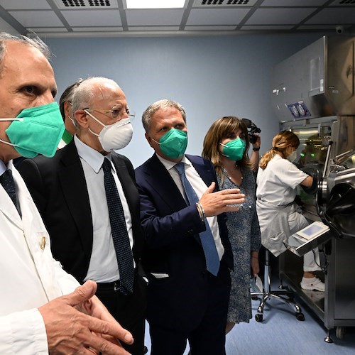 Covid, De Luca: «Quarta dose subito, il nuovo vaccino non c'è». E sul Ministero della Salute: «È inesistente»