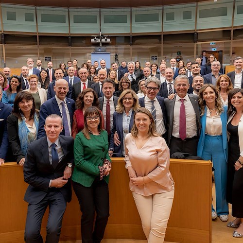 Covid, M5s bacchetta il Governo: «Meloni scopre le mascherine, meglio tardi che mai»