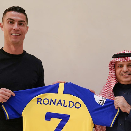 Cristiano Ronaldo firma con l'Al Nassr: guadagnerà 200 milioni a stagione 