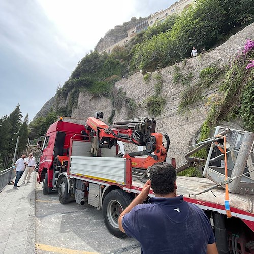 Crollo muro su sede stradale, ad Amalfi ripristinata circolazione a senso unico alternato /FOTO