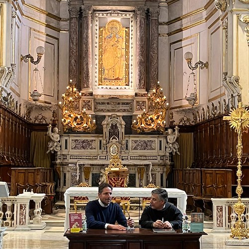 Cultura e fede si incontrano a Positano: Padre Enzo Fortunato ospite di don Danilo Mansi alla Chiesa Madre