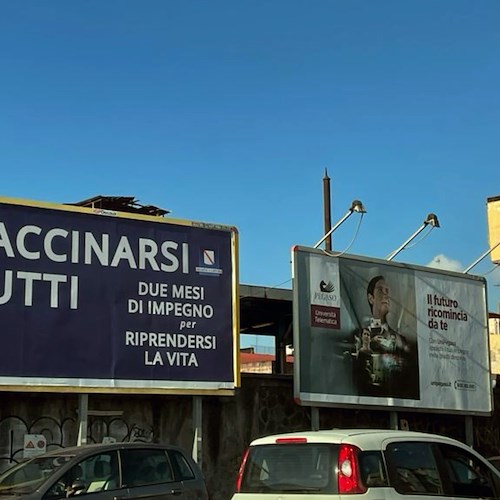 «D'accordo con Draghi su obbligo vaccinazione», De Luca contro i no-vax: «Comportamenti scriteriati e demenziali»
