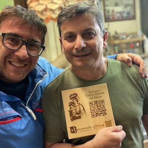 Da Positano la promozione del Santuario di Santa Maria del Bando di Atrani: un nuovo sito e una mattonella “SloWood” con il QR code