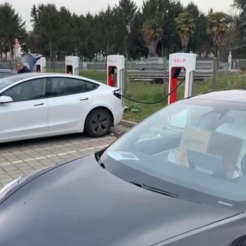 Da Tesla Owners Italia convogli umanitari per l'Ucraina: auto cariche di beni di prima necessità 