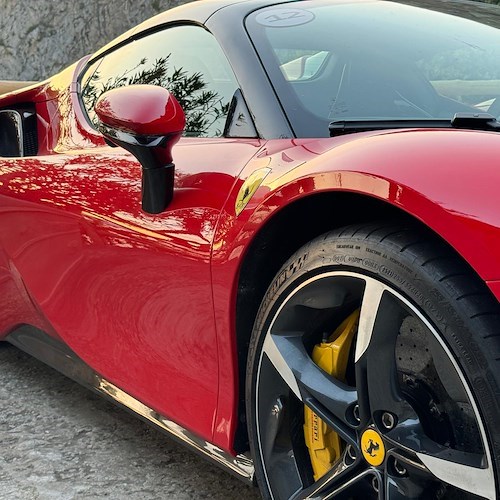 Ferrari a Positano<br />&copy; Massimiliano D'Uva