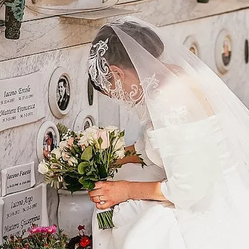 Dalla Finlandia a Ischia, sposa si reca al cimitero per rendere omaggio al padre defunto. Le foto commuovono il web