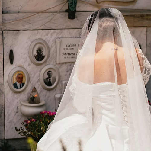 Dalla Finlandia a Ischia, sposa si reca al cimitero per rendere omaggio al padre defunto. Le foto commuovono il web