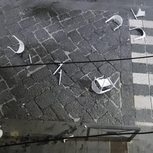Danneggia sedie, vasi e parabrezza di auto: carabinieri denunciano uomo a Cetara / FOTO 