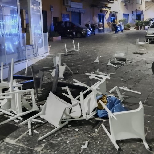 Danneggia sedie, vasi e parabrezza di auto: carabinieri denunciano uomo a Cetara / FOTO 