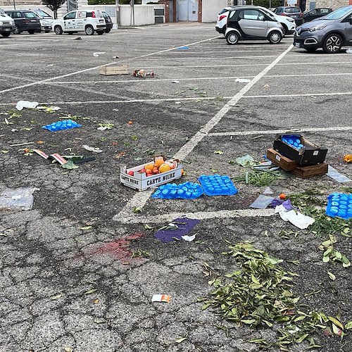 Danni, roghi e rifiuti dopo il mercato di Pontecagnano: Sindaco ordina la sospensione