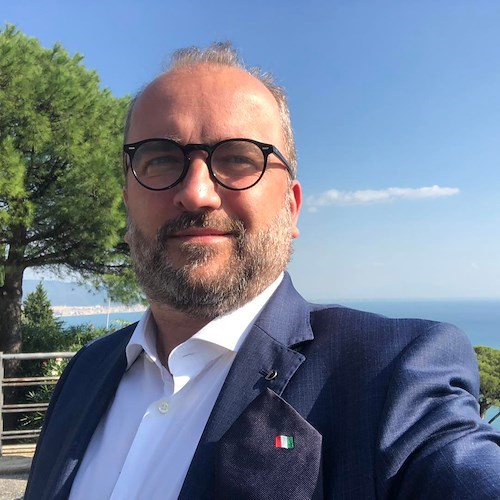 «De Luca si scopre pacifista. La sua manifestazione ci costerà 300mila euro», l'attacco di Iannone (FdI) 