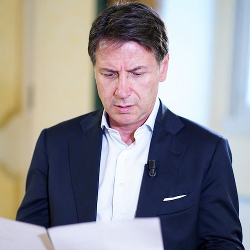Decreto Aiuti bis, Conte polemico: «No al salario minimo ma tagliano tetto ai megastipendi»