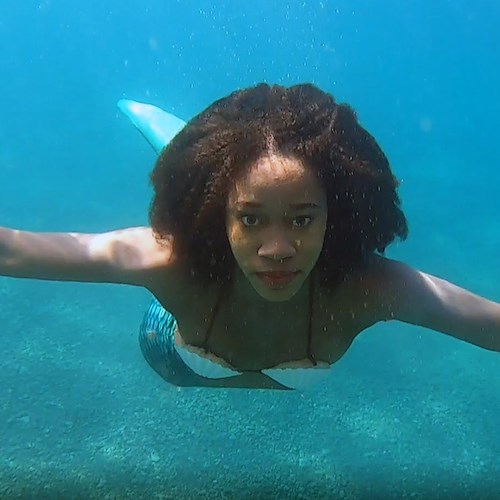 Deep Waters. Chelsea Como torna a Positano: "The mermaid is back 🧜🏾‍♀️♥️"