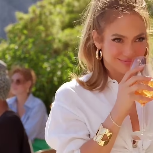 "Delola", Jennifer Lopez lancia linea di Spritz alcolici ispirati alla Costiera Amalfitana 