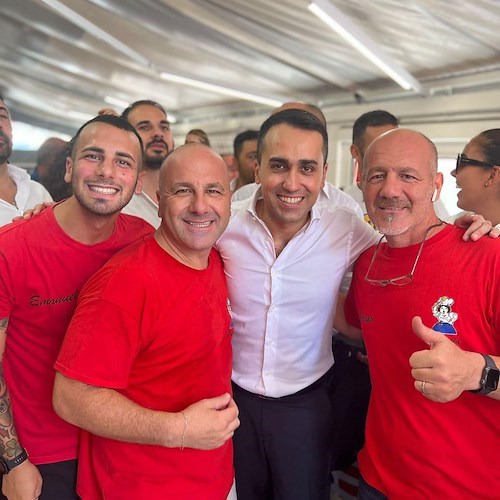 Di Maio sollevato in aria come in "Dirty dancing": le immagini in una trattoria di Napoli diventano virali 