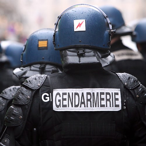 Diciottenne decapita professore vicino a Parigi: indaga la procura nazionale anti-terrorismo