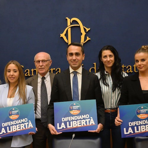 «Difendiamo la libertà», Di Maio presenta suo slogan. Poi accusa: «Una delle coalizioni strizza l'occhio a Putin»