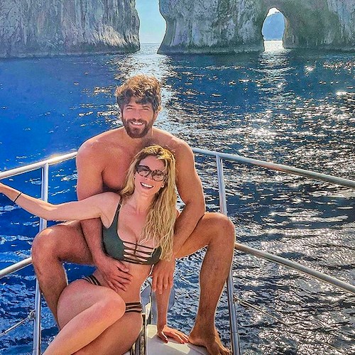 Diletta Leotta felice in barca a Capri con il suo Can Yaman /Foto