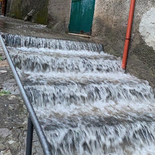 Disagi a Positano per il cattivo tempo, impraticabili le scale durante la bomba d'acqua