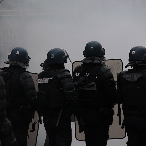 Disordini e scontri in Francia, Macron: "Niente giustifica la violenza"