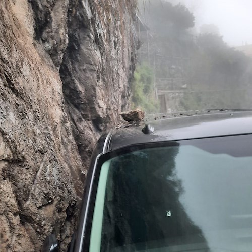 Distacco dal costone roccioso a Positano, auto danneggiata