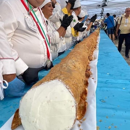 Diventa virale la foto del cannolo più lungo al mondo