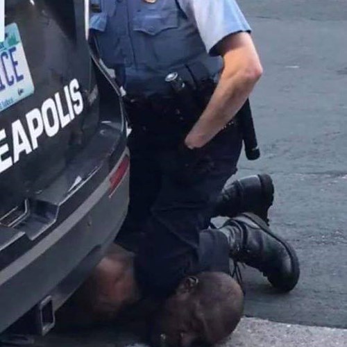 Diventa virale la foto del poliziotto che soffoca un uomo di colore a Minneapolis /Video /Foto
