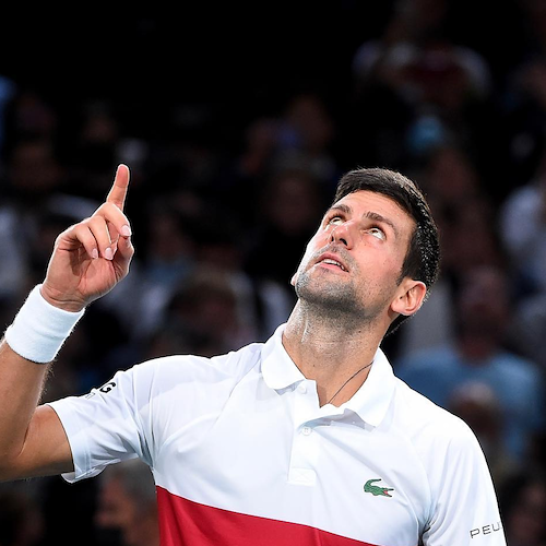 Djokovic vince l’appello: potrà giocare gli Australian Open senza vaccino. Governo pronto al ricorso