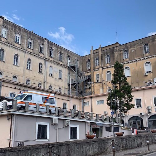 Dolore a Cava de' Tirreni, precipita dal balcone di casa: ragazza perde la vita in ospedale 