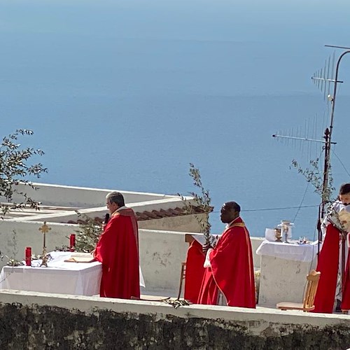 Domenica delle Palme a Positano. Don Giulio benedice i rami d'ulivo dal terrazzo della Chiesa Nuova /Video