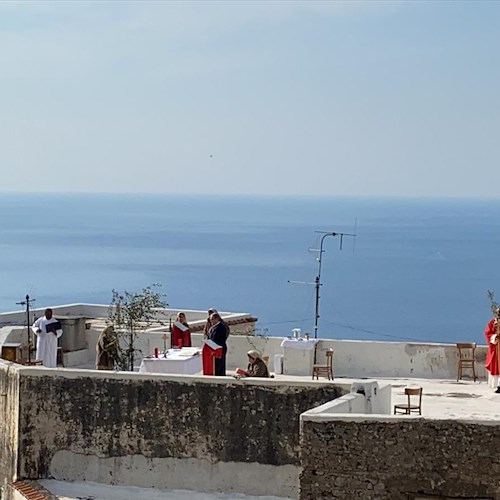 Domenica delle Palme a Positano. Don Giulio benedice i rami d'ulivo dal terrazzo della Chiesa Nuova /Video